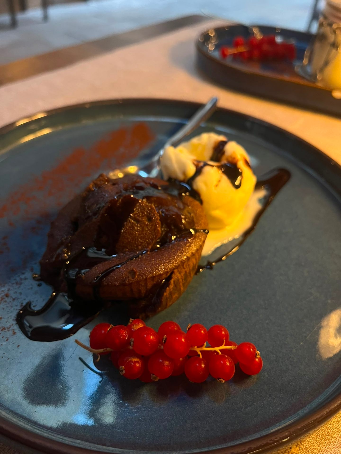 Dessert artigianale al cioccolato servito all'Osteria Il Bacio
